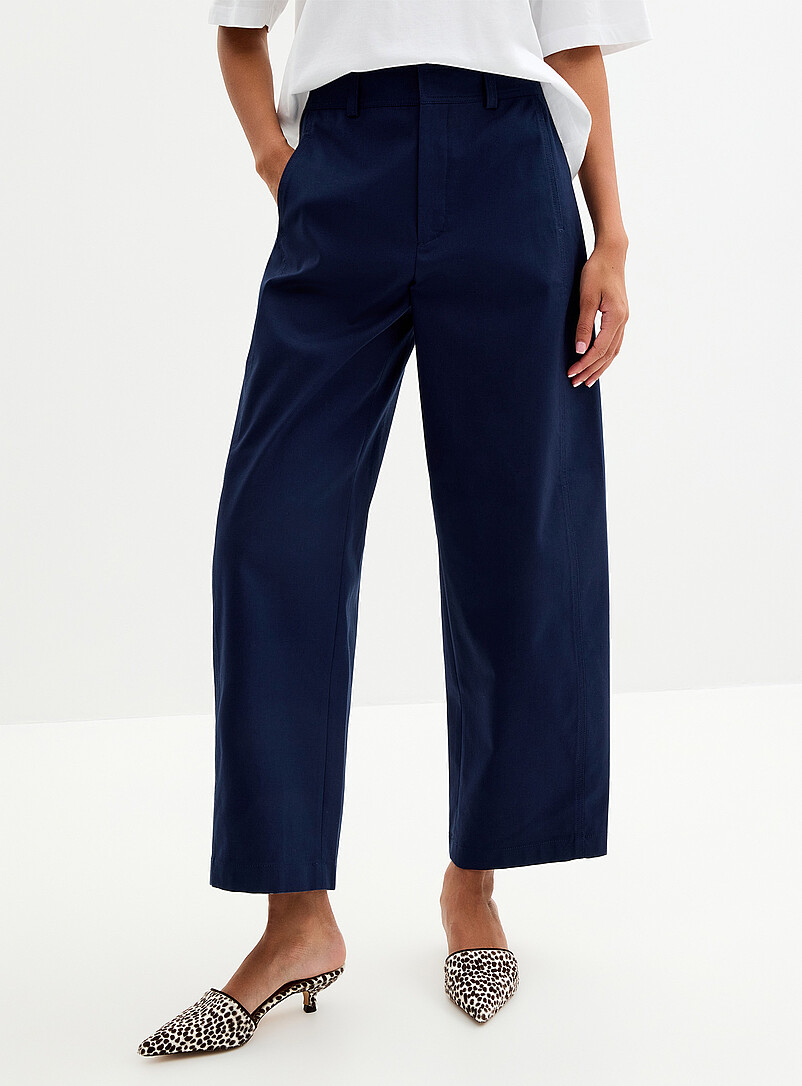 Contemporaine: Le pantalon chino coton-lyocell <b>Coupe : jambe ballon, taille haute</b> Noir pour femme