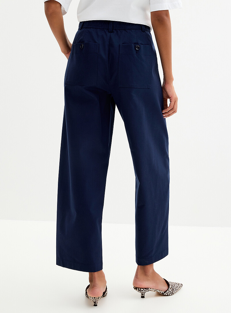 Contemporaine: Le pantalon chino coton-lyocell <b>Coupe : jambe ballon, taille haute</b> Noir pour femme