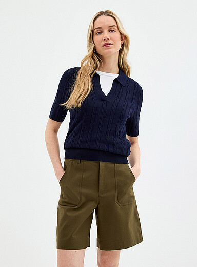 Le short serg&eacute; structur&eacute; extensible <b>Coupe : jambe large, taille haute</b>