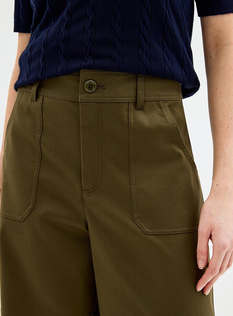Contemporaine: Le short serg&eacute; structur&eacute; extensible <b>Coupe : jambe large, taille haute</b> Vert fonc&eacute; - Mousse pour femme