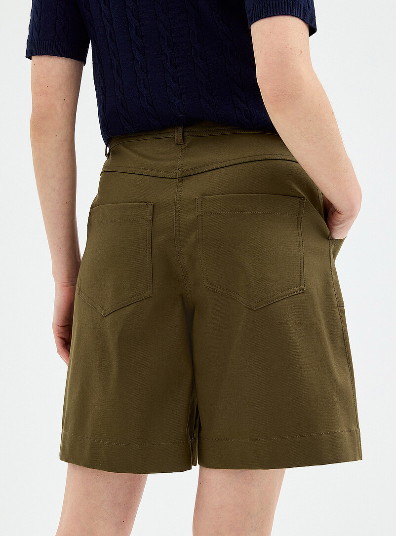 Contemporaine Mossy Green Stretch structured twill short <b>Fit: Wide leg, high rise</b> for women