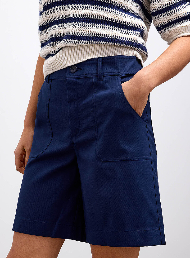 Contemporaine: Le short serg&eacute; structur&eacute; extensible <b>Coupe : jambe large, taille haute</b> Vert fonc&eacute; - Mousse pour femme