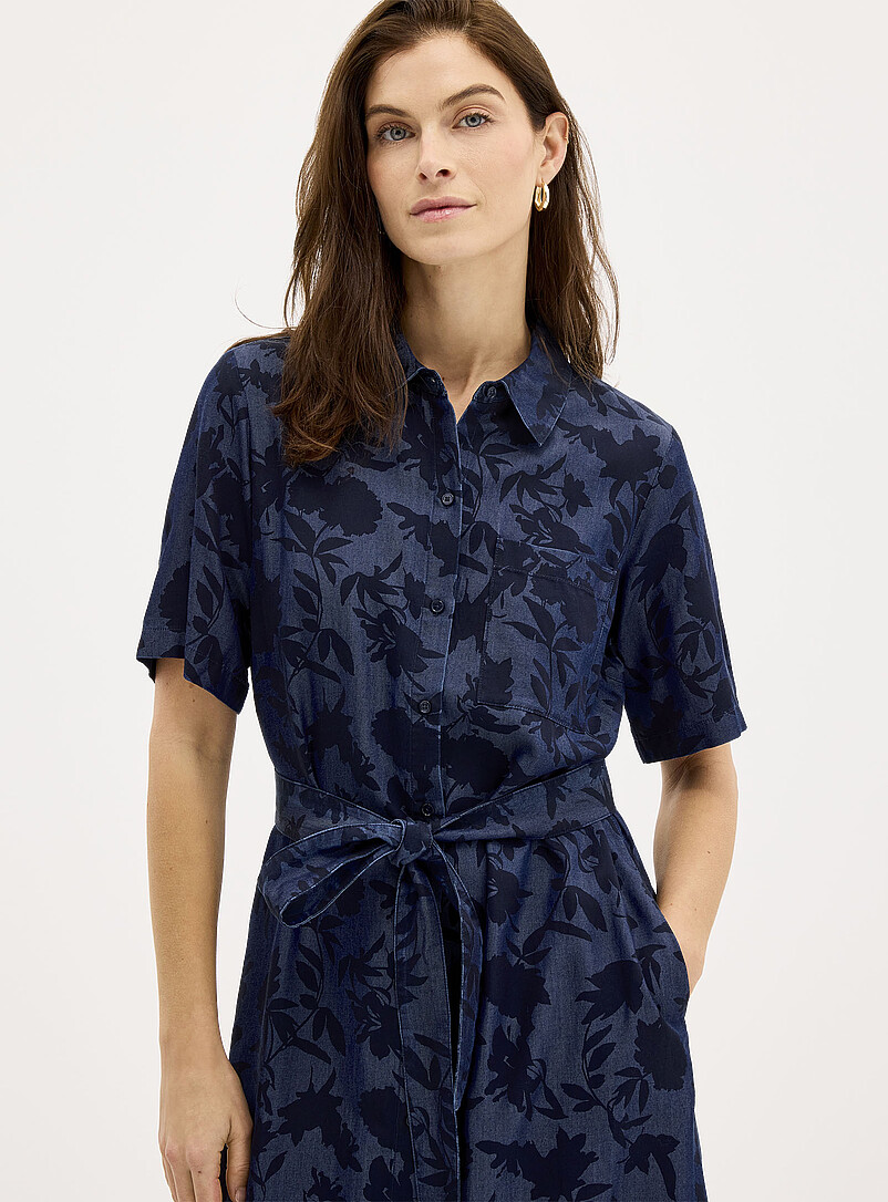 Contemporaine: La robe chemise effet denim ombres florales Bleu &agrave; motifs pour femme