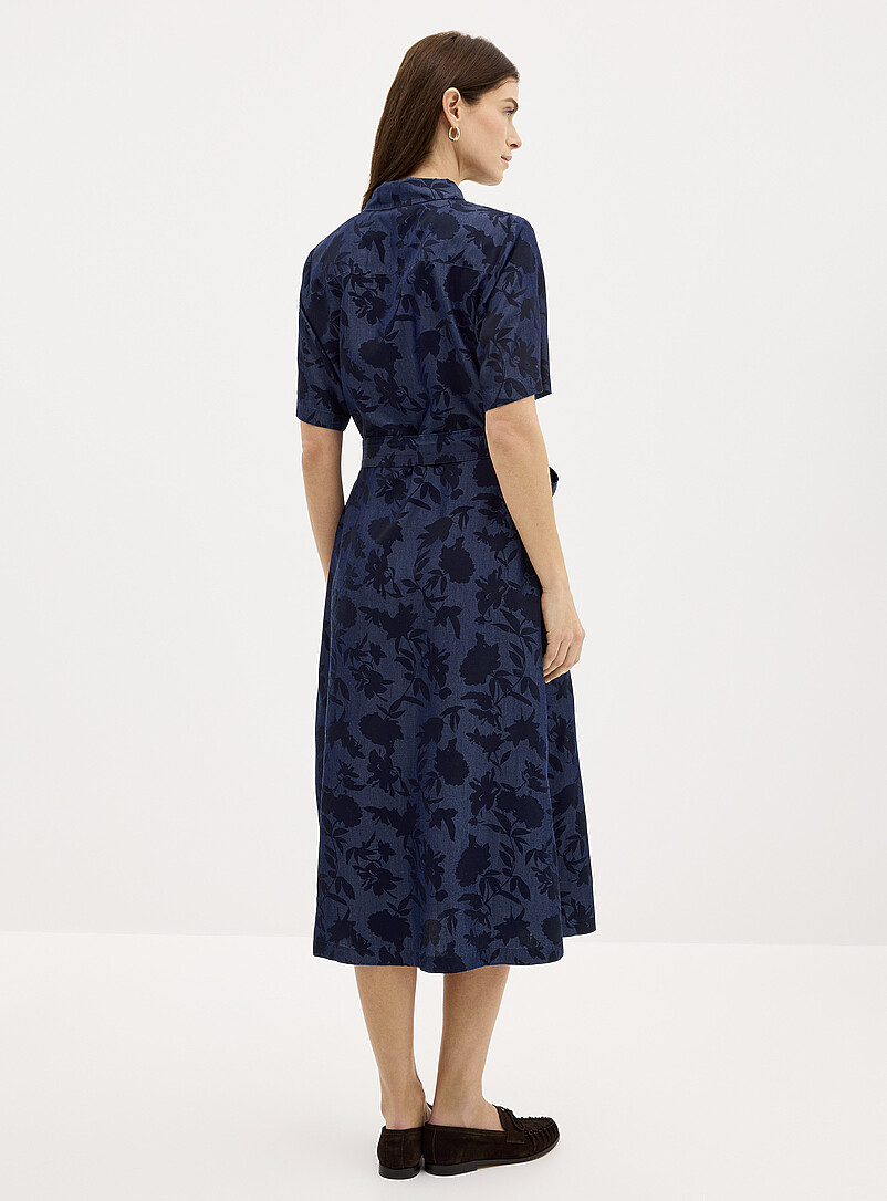 Contemporaine: La robe chemise effet denim ombres florales Bleu &agrave; motifs pour femme
