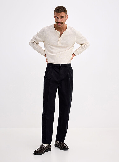 Pleated chinos <b>Reykjavik fit - Tapered with pleats</b>