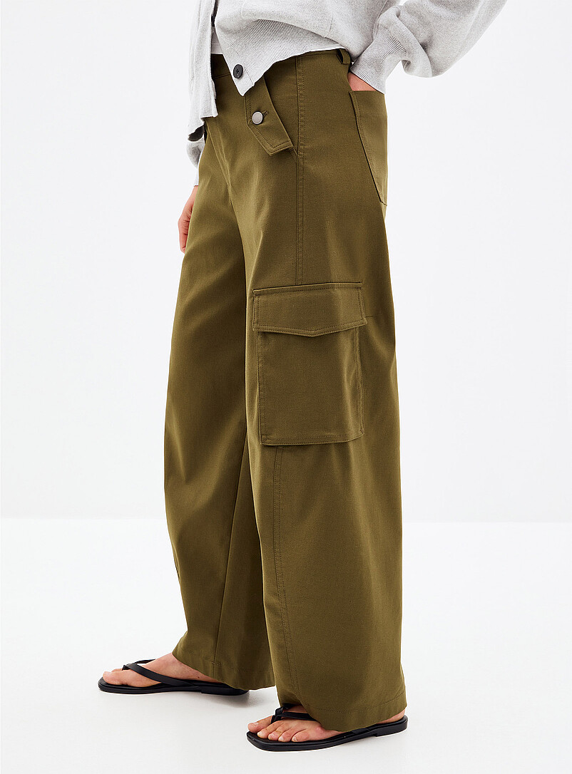Contemporaine: Le pantalon cargo coton-lyocell <b>Coupe : jambe ballon, taille haute</b> Vert fonc&eacute; - Mousse pour femme