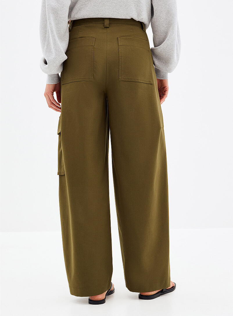 Contemporaine: Le pantalon cargo coton-lyocell <b>Coupe : jambe ballon, taille haute</b> Vert fonc&eacute; - Mousse pour femme