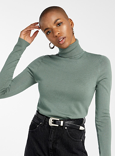 Thin-knit basic turtleneck sweater 