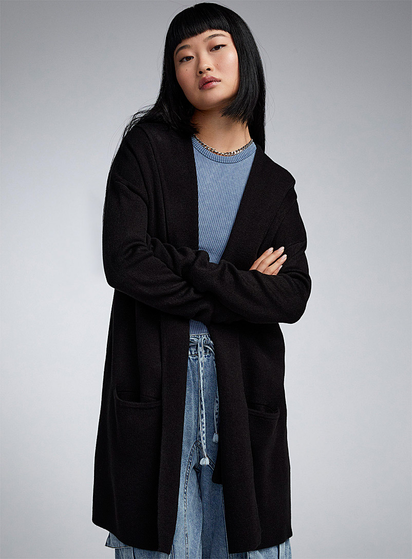 Twik: Le cardigan minimaliste à capuche Noir pour femme