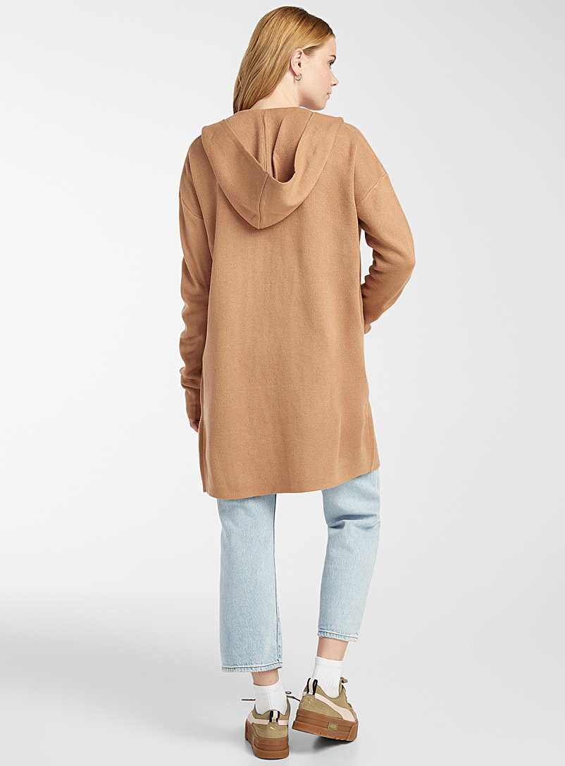 Twik: Le cardigan minimaliste à capuche Miel chameau pour femme