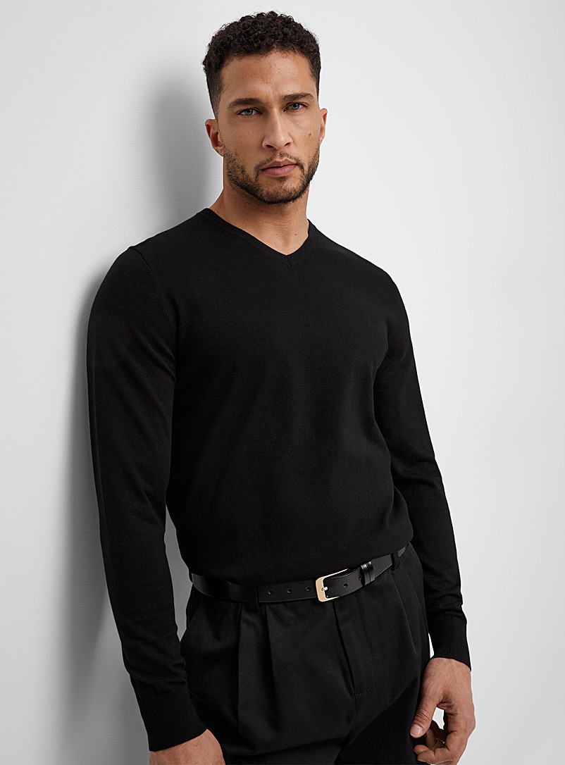 Le 31 Black Minimalist V-neck sweater for men
