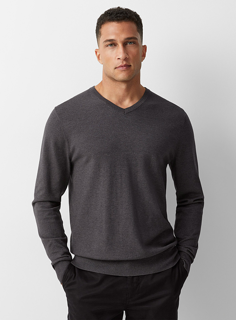 Le 31 Charcoal Minimalist V-neck sweater for men