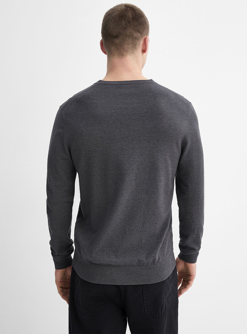 Le 31 Charcoal Minimalist V-neck sweater for men
