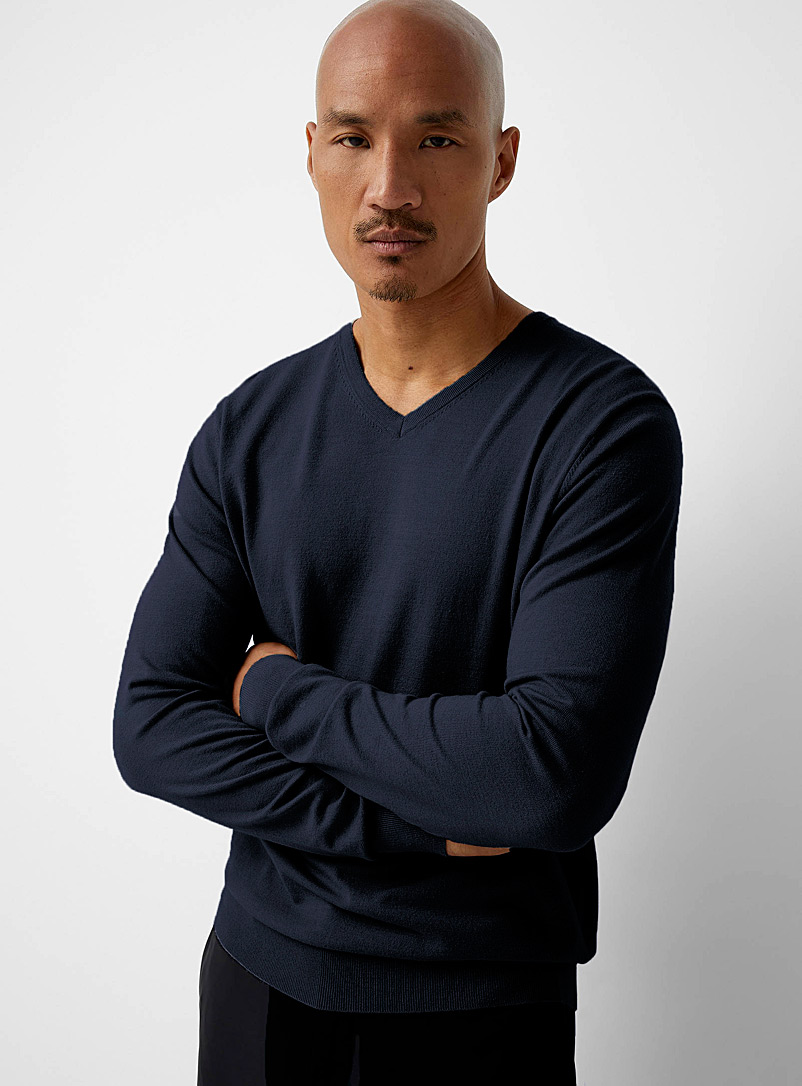 Le 31 Marine Blue Minimalist V-neck sweater for men