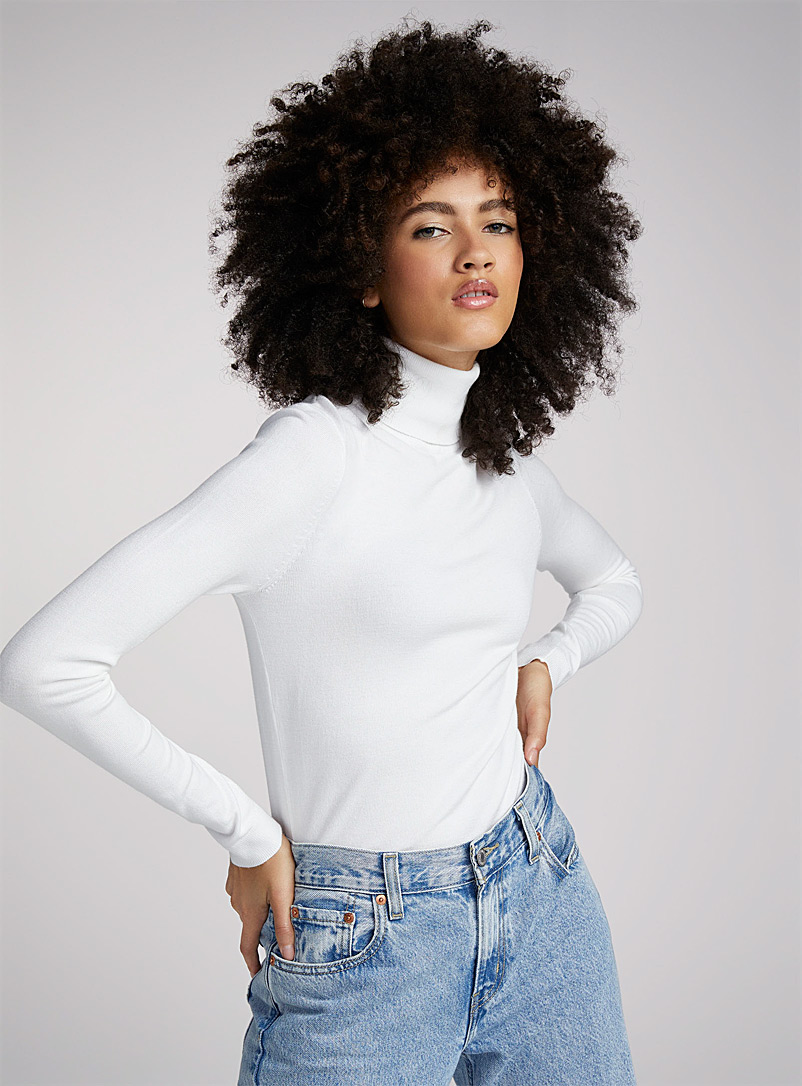 Twik: Le chandail col roulé ajusté fin tricot Blanc pour femme
