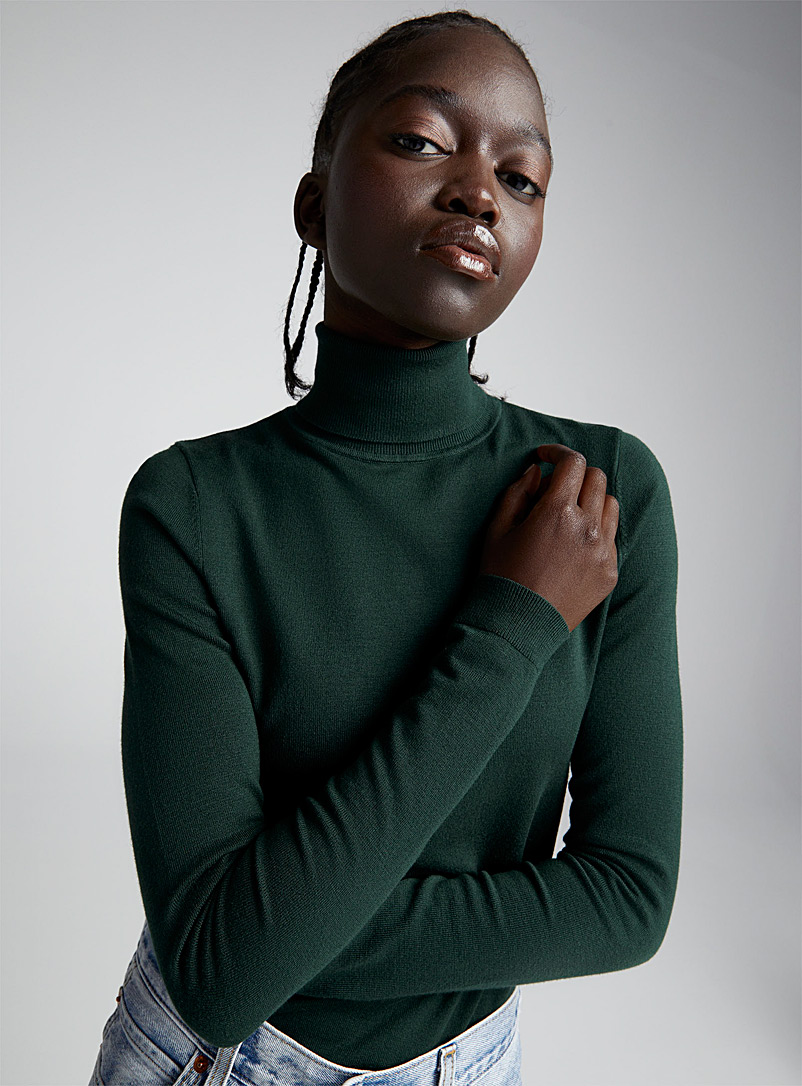 Twik: Le chandail col roulé ajusté fin tricot Vert foncé-mousse-olive pour femme