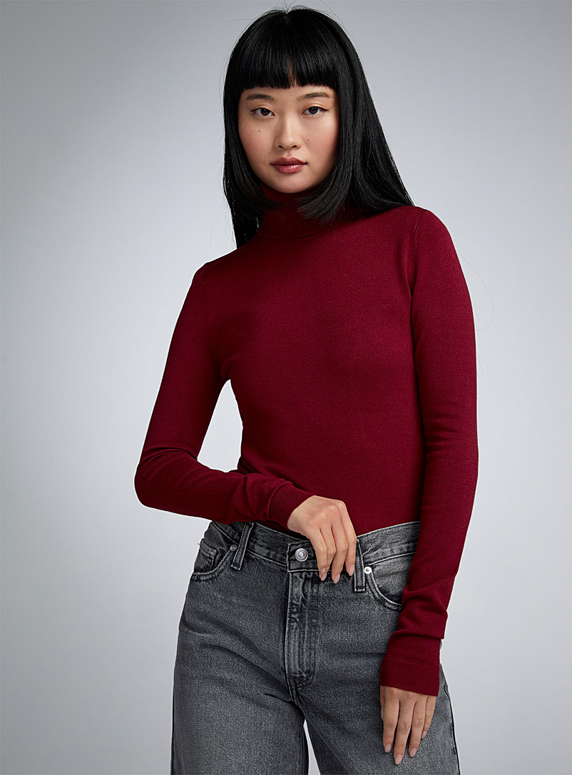 Twik: Le chandail col roulé ajusté fin tricot Rouge foncé-vin-rubis pour femme