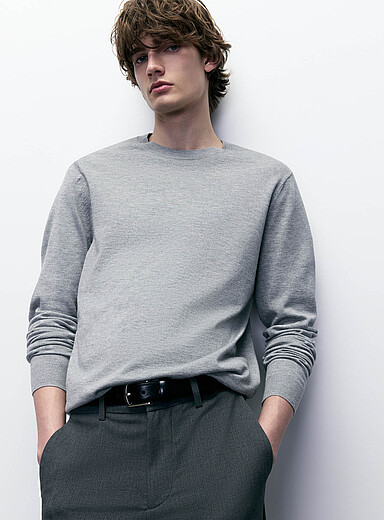 Le chandail col rond tricot soyeux