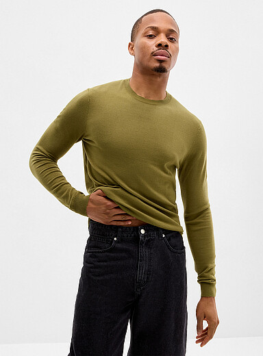 Le chandail col rond tricot soyeux