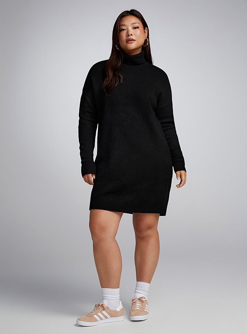 Twik: La robe col roulé doux tricot Noir pour femme