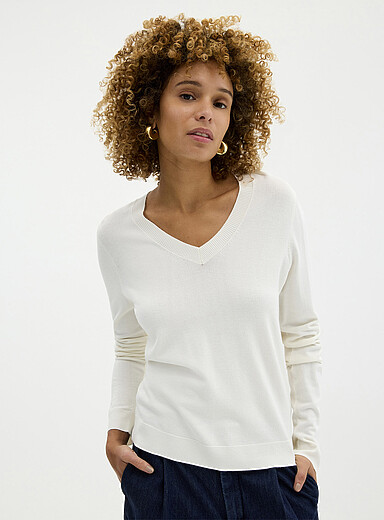 Le chandail col V fin tricot