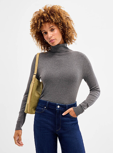 Contemporaine: Le chandail col roul&eacute; manches boutonn&eacute;es Charbon pour femme