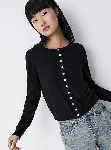 Twik: Le cardigan mince boutons iris&eacute;s Noir pour femme