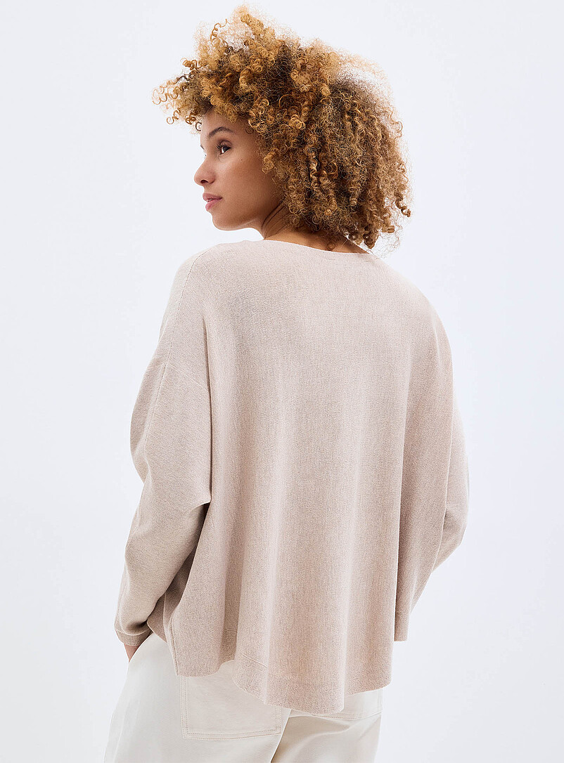 Contemporaine: Le chandail carr&eacute; surdimensionn&eacute; fin tricot col bateau Sable pour femme