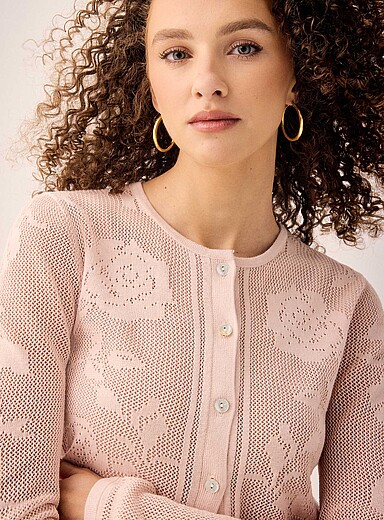 Le cardigan crochet roses