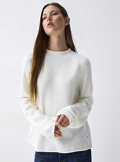 Le chandail tricot boucl&eacute; bords roulott&eacute;s