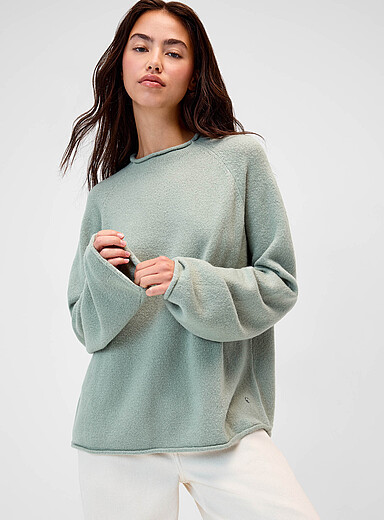 Le chandail tricot boucl&eacute; bords roulott&eacute;s