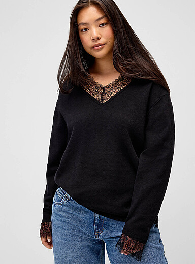 Le chandail col V bordures dentelle