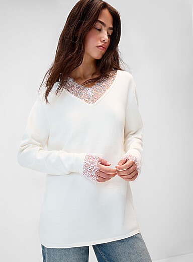Twik: Le chandail col V bordures dentelle Blanc cass&eacute; pour femme