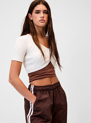Twik: Le cardigan mini tricot c&acirc;bles Blanc cass&eacute; pour femme