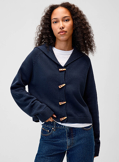 Le cardigan col marin boutons cornes