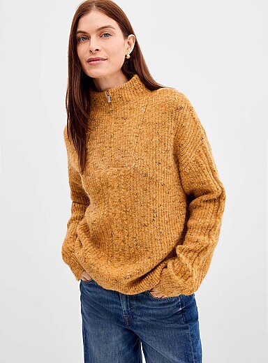 Le chandail ample tricot mouchet&eacute; col camionneur