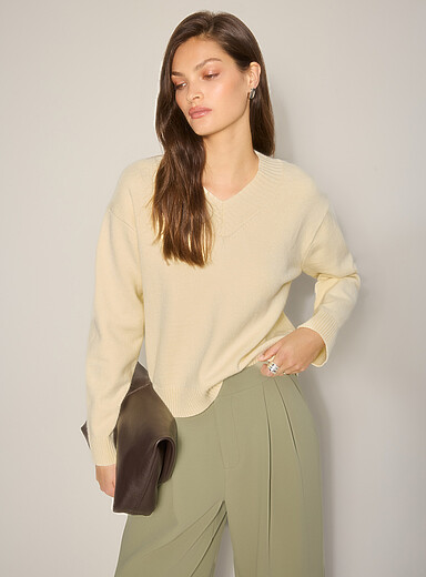 Ic&ocirc;ne Corn/Vanilla Yellow Soft knit V-neck sweater for women