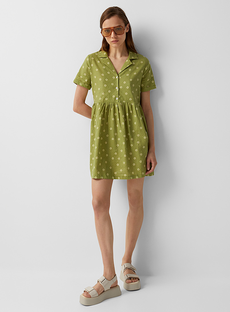Twik: La robe babydoll lin col ouvert Vert à motifs pour femme