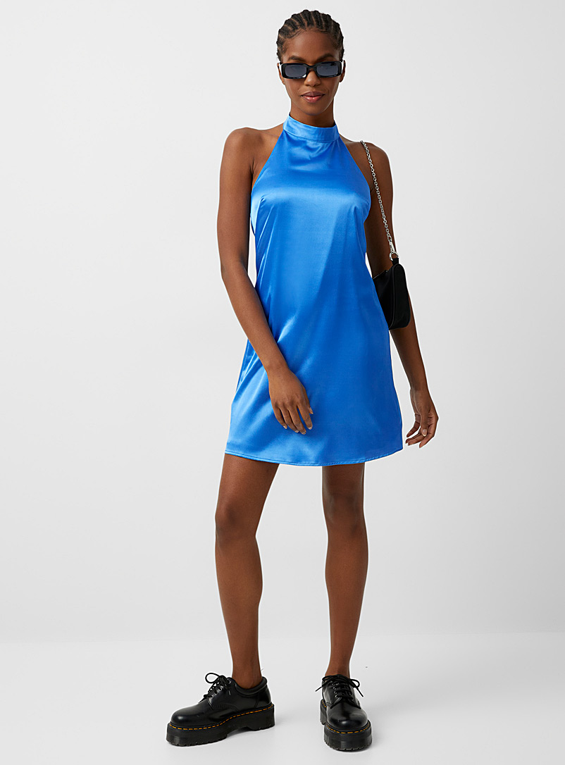 Twik: La robe licou satinée Bleu foncé pour femme