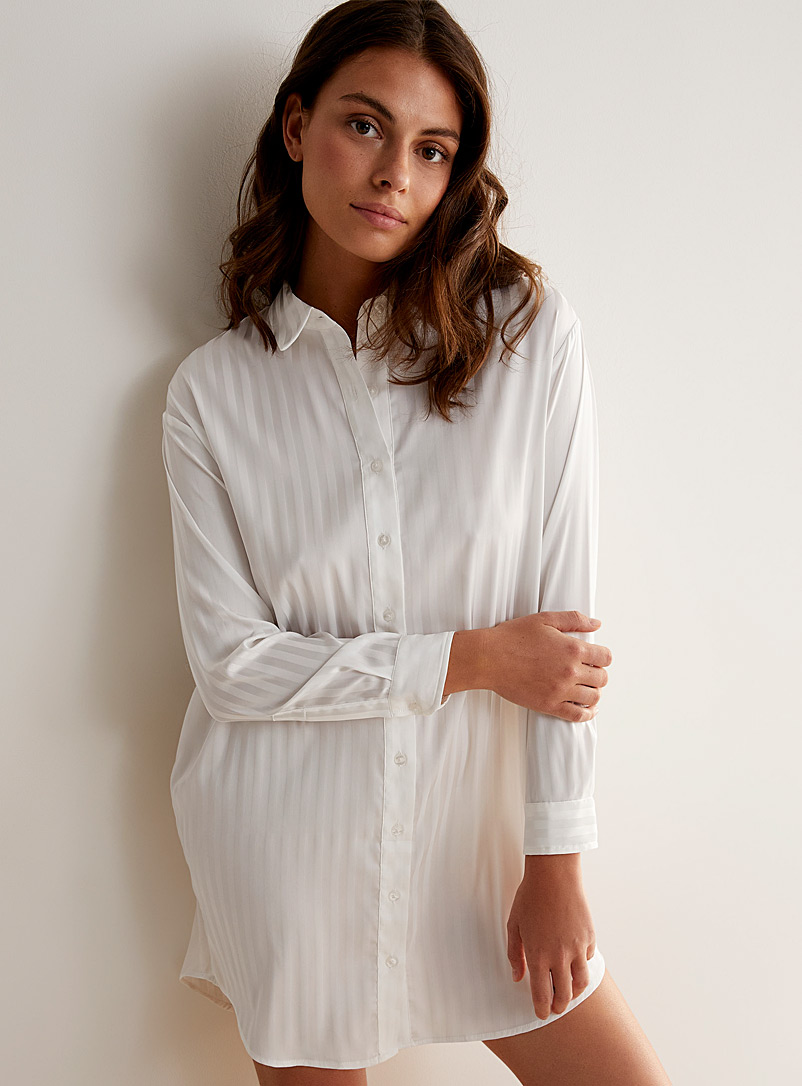 Miiyu: La chemise de nuit satinée Blanc à motifs pour femme