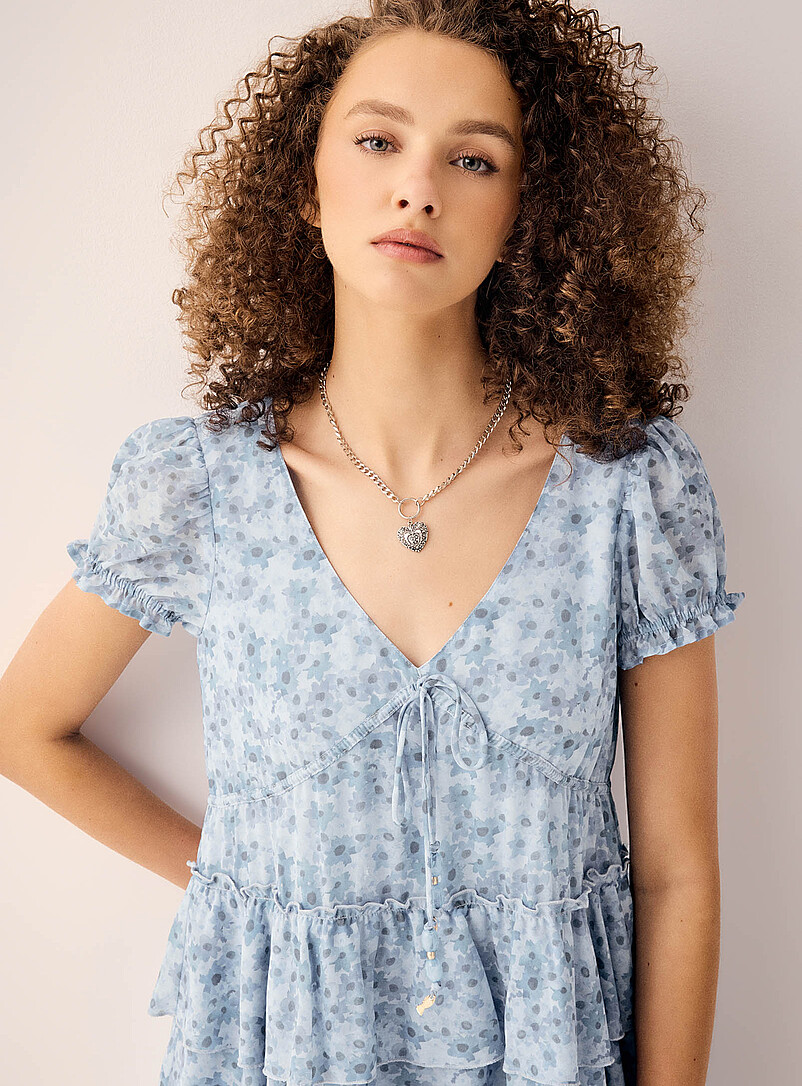 Twik: La robe &eacute;tag&eacute;e chiffon cordon breloque Bleu p&acirc;le - Bleu ciel pour femme