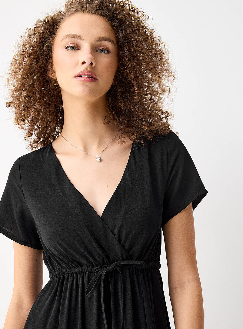 Twik: La robe maxi encolure crois&eacute;e cr&ecirc;pe Noir pour femme