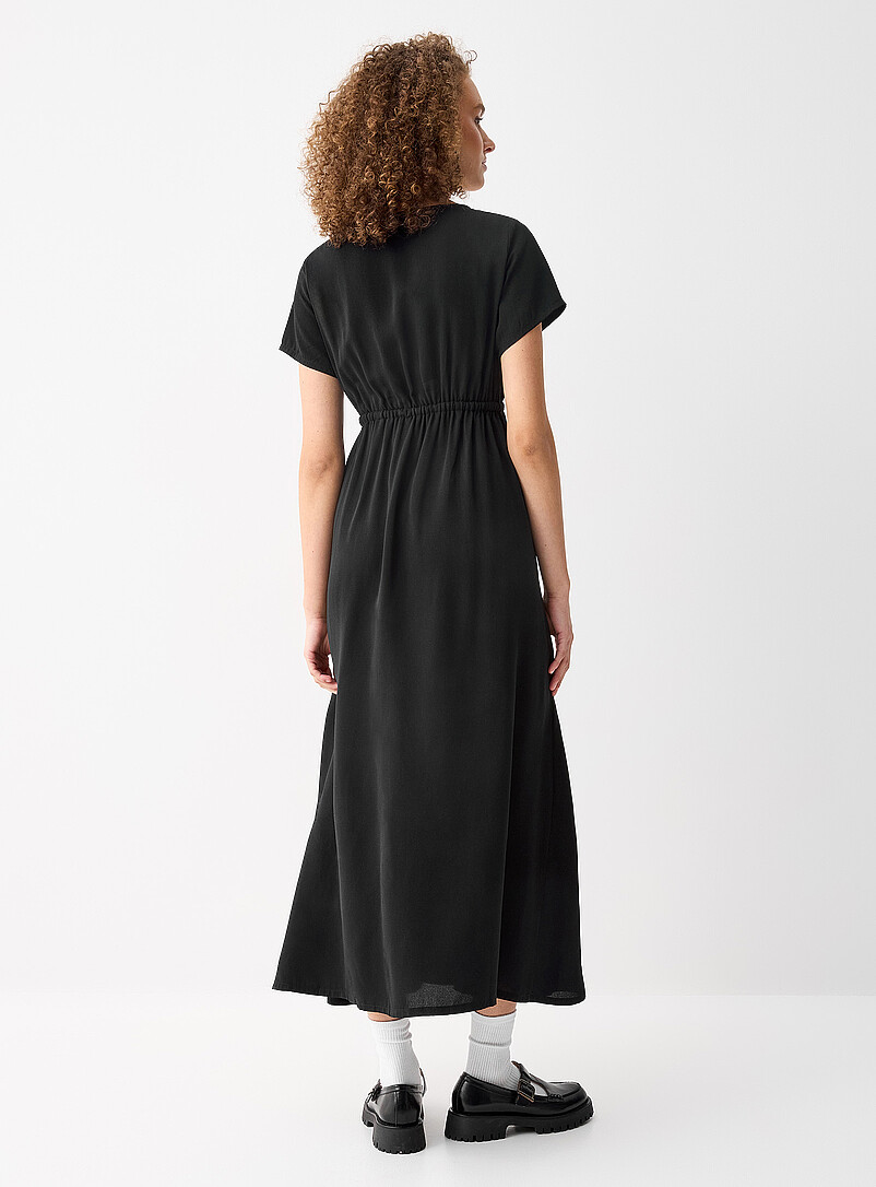 Twik: La robe maxi encolure crois&eacute;e cr&ecirc;pe Noir pour femme