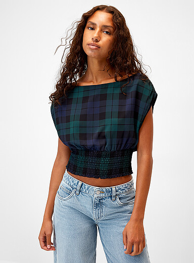 La blouse taille smok&eacute;e &eacute;paule d&eacute;nud&eacute;e