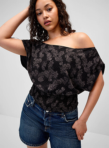 La blouse taille smok&eacute;e &eacute;paule d&eacute;nud&eacute;e