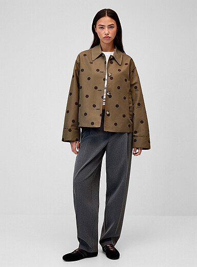 Twik: Le trench court &agrave; motif col contraste Vert &agrave; motifs pour femme