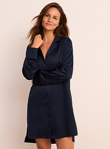 Miiyu: La chemise de nuit satin&eacute;e fluide Bleu fonc&eacute; - Indigo pour femme