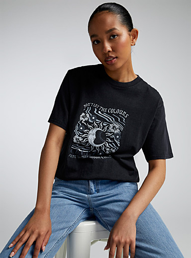 Twik: Le t-shirt ample délavé et imprimé Noir à motifs pour femme