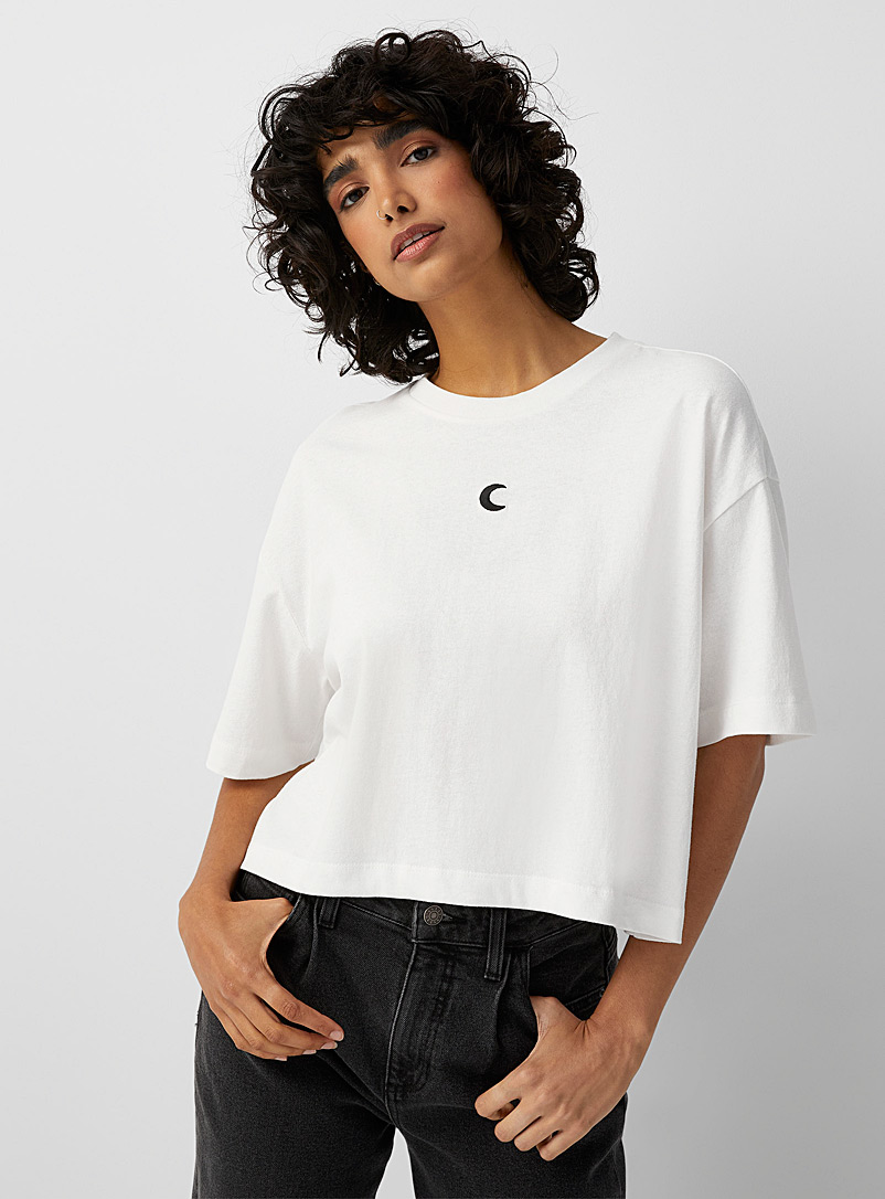 Twik: Le t-shirt broderie centrée coton recyclé Blanc à motifs pour femme