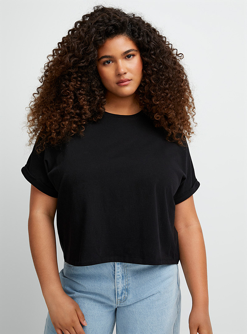 Twik: Le t-shirt carré manches roulées Noir pour femme